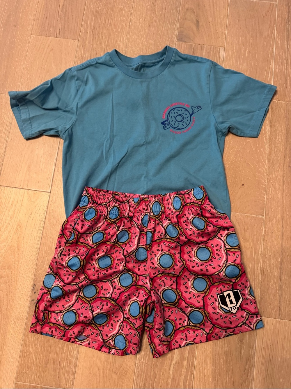 Baseball Lifestyle 101 Youth Medium donut shorts and tee set.